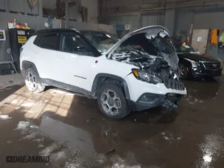 2022 Jeep Compass Trailhawk with VIN 3C4NJDDB8NT199704, listed as a IAAI auction lot 41611028 with 27,247 mi miles. Bid and sale history available at carsss.com. Image 1.