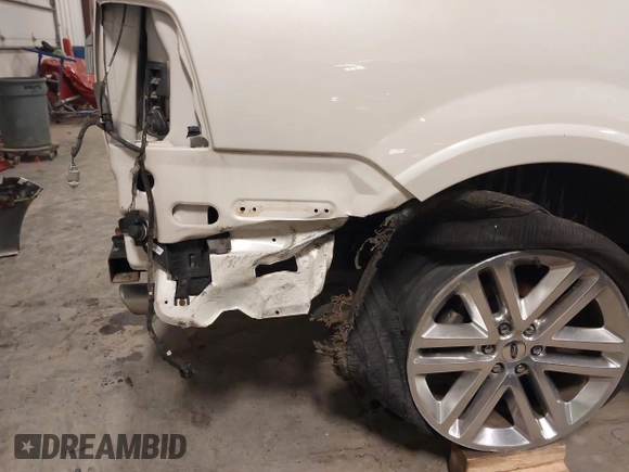 2016 Ford Expedition Platinum с VIN 1FMJU1MT2GEF27226, выставлен на аукционе IAAI как лот 41303801 с пробегом 150 003 миль миль и . История ставок и продаж доступна на DreamBid. Изображение 6.
