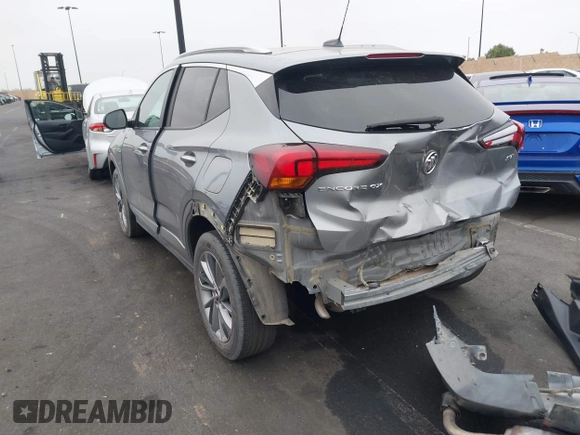 2023 Buick Encore GX Select z VIN KL4MMDSL8PB163721, wystawiony jako IAAI lot #42097734 z przebiegiem 22 896 mil mil oraz . Historia ofert i sprzedaży dostępna na DreamBid. Obrazek 3.
