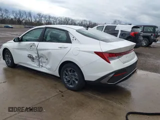2024 Hyundai Elantra Blue z VIN KMHLM4DJ0RU103318, wystawiony jako IAAI lot #41708421 z przebiegiem 18 328 mil mil oraz . Historia ofert i sprzedaży dostępna na DreamBid. Obrazek 3.
