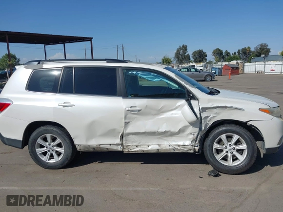 2013 Toyota Highlander z VIN 5TDZK3EH7DS127798, wystawiony jako IAAI lot #42372808 z przebiegiem 176 190 mil mil oraz . Historia ofert i sprzedaży dostępna na DreamBid. Obrazek 13.