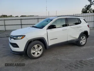 2022 Jeep Compass Latitude z VIN 3C4NJDBBXNT215985, wystawiony jako Copart lot #62118825 z przebiegiem 107 123 mil mil oraz Szkoda całkowita • Salvage title. Historia ofert i sprzedaży dostępna na DreamBid. Obrazek 1.