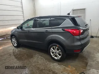 2019 Ford Escape SE z VIN 1FMCU0GD5KUC49556, wystawiony jako Copart lot #57911145 z przebiegiem 89 152 mil mil oraz Czysty tytuł • Clean title. Historia ofert i sprzedaży dostępna na DreamBid. Obrazek 2.