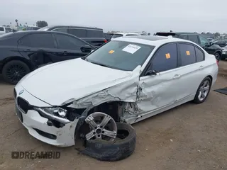2015 BMW 3 Series 328i xDrive z VIN WBA3B3G56FNT19275, wystawiony jako IAAI lot #42455029 z przebiegiem Nie podano mil oraz . Historia ofert i sprzedaży dostępna na DreamBid. Obrazek 17.