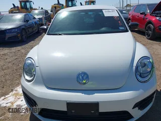 2018 Volkswagen Beetle S z VIN 3VWFD7AT4JM715004, wystawiony jako IAAI lot #41986453 z przebiegiem 76 130 mil mil oraz . Historia ofert i sprzedaży dostępna na DreamBid. Obrazek 6.