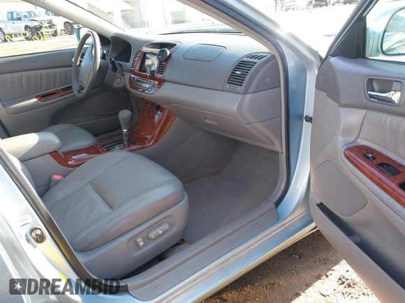 2006 Toyota Camry LE z VIN 4T1BF30K46U621829, wystawiony jako IAAI lot #41068239 z przebiegiem 96 942 mil mil oraz . Historia ofert i sprzedaży dostępna na DreamBid. Obrazek 5.