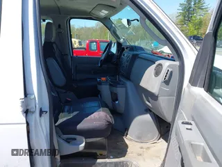 2013 Ford Econoline Passenger XL z VIN 1FBNE3BL8DDA48011, wystawiony jako IAAI lot #42221850 z przebiegiem 74 189 mil mil oraz . Historia ofert i sprzedaży dostępna na DreamBid. Obrazek 5.