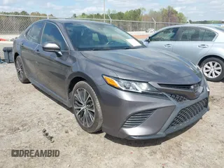 2020 Toyota Camry SE z VIN 4T1G11AK8LU335338, wystawiony jako IAAI lot #41908752 z przebiegiem 75 825 mil mil oraz . Historia ofert i sprzedaży dostępna na DreamBid. Obrazek 1.