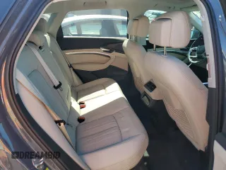 2024 Audi Q8 e-tron Premium Plus z VIN WA15AAGE0RB029861, wystawiony jako Copart lot #72717464 z przebiegiem 13 400 mil mil oraz Szkody całkowita. Historia ofert i sprzedaży dostępna na DreamBid. Obrazek 10.