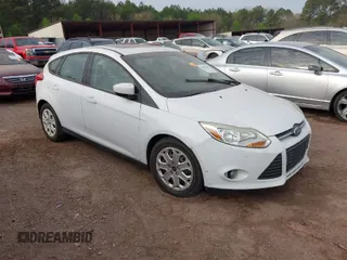 2012 Ford Focus SE z VIN 1FAHP3K28CL253977, wystawiony jako IAAI lot #41865367 z przebiegiem 103 342 mil mil oraz . Historia ofert i sprzedaży dostępna na DreamBid. Obrazek 1.