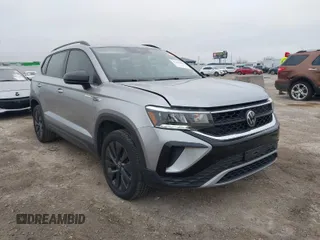 2024 Volkswagen Taos S z VIN 3VV5X7B25RM062854, wystawiony jako IAAI lot #41482419 z przebiegiem 6 919 mil mil oraz . Historia ofert i sprzedaży dostępna na DreamBid. Obrazek 1.