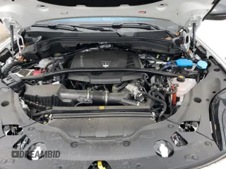 2023 Maserati Grecale Modena z VIN ZN682AVM9P7427417, wystawiony jako Copart lot #51734044 z przebiegiem 14 605 mil mil oraz . Historia ofert i sprzedaży dostępna na DreamBid. Obrazek 12.