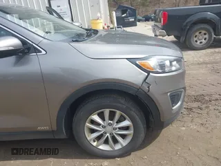 2018 Kia Sorento LX with VIN 5XYPGDA36JG403695, listed as a IAAI auction lot 42018100 with 111,059 mi miles. Bid and sale history available at carsss.com. Image 6.