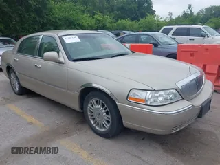 2009 Lincoln Town Car Signature Limited z VIN 2LNHM82V49X617314, wystawiony jako IAAI lot #42307140 z przebiegiem 85 385 mil mil oraz . Historia ofert i sprzedaży dostępna na DreamBid. Obrazek 1.