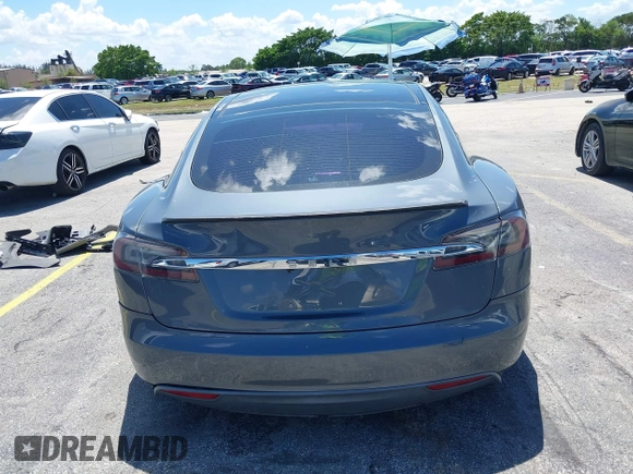 2013 Tesla Model S Performance z VIN 5YJSA1DP9DFP06121, wystawiony jako IAAI lot #42511097 z przebiegiem 100 990 mil mil oraz . Historia ofert i sprzedaży dostępna na DreamBid. Obrazek 17.