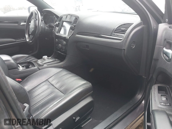 2019 Chrysler 300 S z VIN 2C3CCABGXKH708182, wystawiony jako IAAI lot #41885720 z przebiegiem 88 871 mil mil oraz . Historia ofert i sprzedaży dostępna na DreamBid. Obrazek 5.