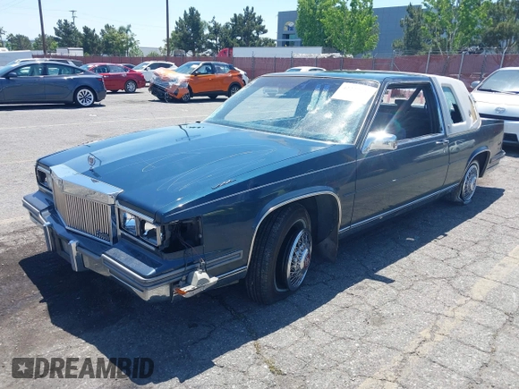 1986 Cadillac DeVille z VIN 1G6CD4783G4204155, wystawiony jako IAAI lot #42229194 z przebiegiem 131 360 mil mil oraz . Historia ofert i sprzedaży dostępna na DreamBid. Obrazek 17.