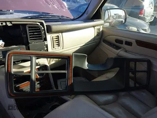 2003 Cadillac Escalade z VIN 1GYEC63T63R132602, wystawiony jako IAAI lot #41778576 z przebiegiem 242 443 mil mil oraz . Historia ofert i sprzedaży dostępna na DreamBid. Obrazek 12.