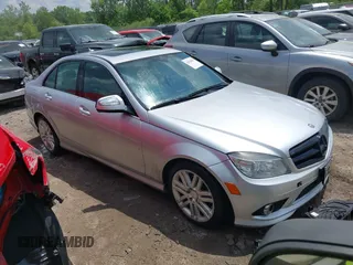 2009 Mercedes-Benz C 300 Sport z VIN WDDGF54XX9R052607, wystawiony jako IAAI lot #39425683 z przebiegiem 210 180 mil mil oraz . Historia ofert i sprzedaży dostępna na DreamBid. Obrazek 1.