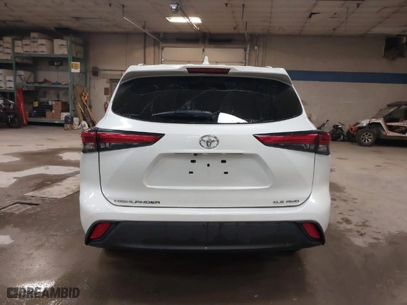 2021 Toyota Highlander XLE with VIN 5TDGZRBH8MS135791, listed as a IAAI auction lot 41770612 with 51,697 mi miles. Bid and sale history available at carsss.com. Image 17.