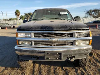 1998 Chevrolet Tahoe z VIN 3GNEK18R6WG102052, wystawiony jako Copart lot #77485244 z przebiegiem 187 542 mil mil oraz Szkoda całkowita • Salvage title. Historia ofert i sprzedaży dostępna na DreamBid. Obrazek 5.