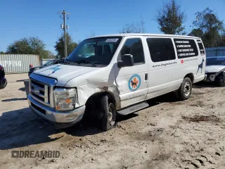 2014 Ford Econoline Passenger XL z VIN 1FBSS3BL8EDA99831, wystawiony jako Copart lot #45062605 z przebiegiem 121 006 mil mil oraz Szkody całkowita. Historia ofert i sprzedaży dostępna na DreamBid. Obrazek 1.
