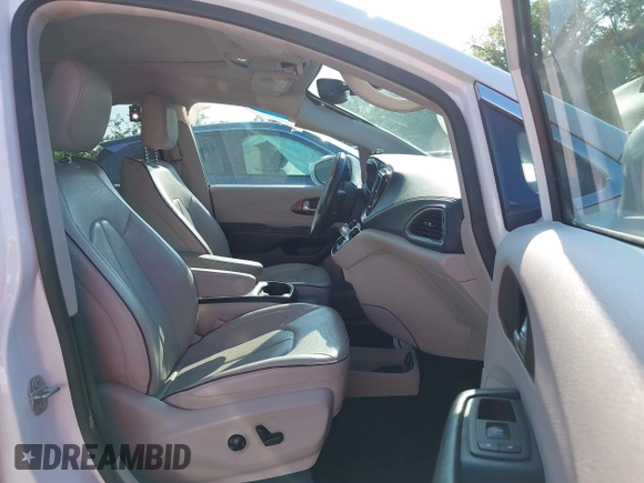 2020 Chrysler Pacifica Limited with VIN 2C4RC1GG1LR176086, listed as a IAAI auction lot 42255135 with 85,334 mi miles and . Bid and sale history available at DreamBid. Image 5.