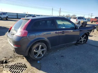 2013 Volvo C30 T5 z VIN YV1672MK9D2303456, wystawiony jako Copart lot #85123614 z przebiegiem 138 807 mil mil oraz Szkody całkowita. Historia ofert i sprzedaży dostępna na DreamBid. Obrazek 3.