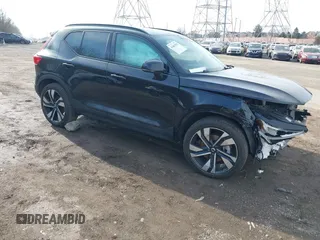 2024 Volvo XC40 Plus Dark Theme с VIN YV4L12UL8R2270960, выставлен на аукционе IAAI как лот 41642556 с пробегом 5 909 миль миль и . История ставок и продаж доступна на DreamBid. Изображение 1.