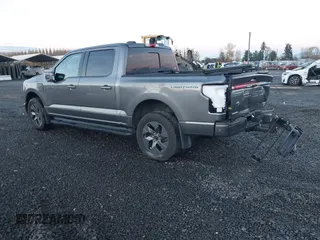 2023 Ford F-150 Lightning Pro z VIN 1FT6W1EV6PWG26596, wystawiony jako IAAI lot #40862334 z przebiegiem 13 857 mil mil oraz . Historia ofert i sprzedaży dostępna na DreamBid. Obrazek 3.