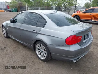 2009 BMW 3 Series 328i xDrive z VIN WBAPK535X9A646048, wystawiony jako IAAI lot #42162157 z przebiegiem 154 514 mil mil oraz . Historia ofert i sprzedaży dostępna na DreamBid. Obrazek 3.