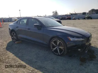 2024 Volvo S60 Core Dark Theme z VIN 7JRL12TK9RG305506, wystawiony jako Copart lot #43276995 z przebiegiem 603 mil mil oraz Szkoda całkowita • Salvage title. Historia ofert i sprzedaży dostępna na DreamBid. Obrazek 4.