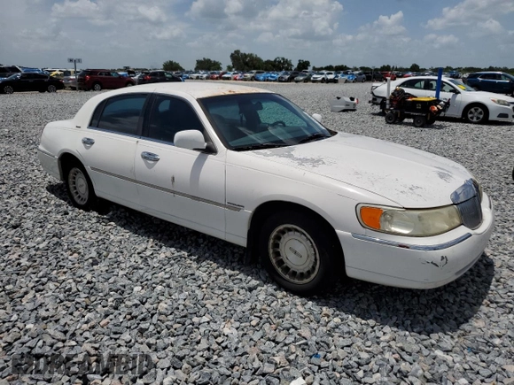 1999 Lincoln Town Car Executive z VIN 1LNHM81WXXY627319, wystawiony jako Copart lot #60830165 z przebiegiem 122 118 mil mil oraz Szkoda całkowita • Salvage title. Historia ofert i sprzedaży dostępna na DreamBid. Obrazek 4.