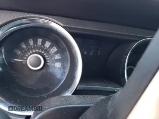 2013 Ford Mustang V6 z VIN 1ZVBP8EMXD5214353, wystawiony jako Copart lot #87087814 z przebiegiem Nie podano mil oraz Szkoda całkowita • Salvage title. Historia ofert i sprzedaży dostępna na DreamBid. Obrazek 9.