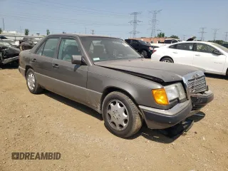 1993 Mercedes-Benz 400 with VIN WDBEA34E7PB924913, listed as a Copart auction lot 68579884 with 89,399 mi miles and Salvage Title. Bid and sale history available at carsss.com. Image 4.