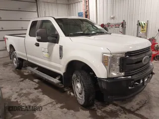 2019 Ford F-250 XL z VIN 1FT7X2B66KEC43695, wystawiony jako IAAI lot #41572138 z przebiegiem 159 822 mil mil oraz . Historia ofert i sprzedaży dostępna na DreamBid. Obrazek 1.