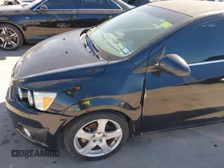 2015 Chevrolet Sonic LTZ z VIN 1G1JE5SB7F4101368, wystawiony jako IAAI lot #41742156 z przebiegiem 143 865 mil mil oraz . Historia ofert i sprzedaży dostępna na DreamBid. Obrazek 6.