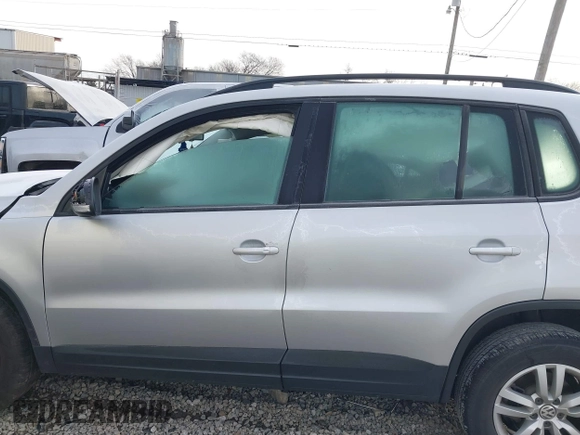2016 Volkswagen Tiguan SEL with VIN WVGAV7AXXGW534068, listed as a IAAI auction lot 41596440 with 85,022 mi miles and . Bid and sale history available at DreamBid. Image 14.