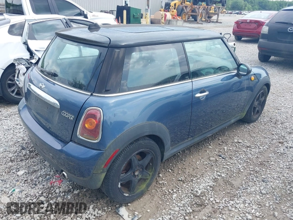 2010 MINI Hardtop z VIN WMWMF3C5XATZ26038, wystawiony jako IAAI lot #42851812 z przebiegiem 150 000 mil mil oraz . Historia ofert i sprzedaży dostępna na DreamBid. Obrazek 4.
