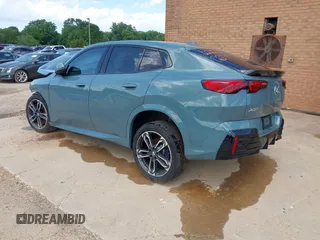 2025 BMW X2 xDrive28i z VIN WBX63GM01S5075478, wystawiony jako IAAI lot #41919737 z przebiegiem 219 mil mil oraz . Historia ofert i sprzedaży dostępna na DreamBid. Obrazek 3.