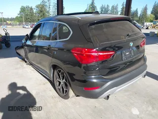 2018 BMW X1 xDrive28i z VIN WBXHT3C35J5L25056, wystawiony jako IAAI lot #42185474 z przebiegiem 62 631 mil mil oraz . Historia ofert i sprzedaży dostępna na DreamBid. Obrazek 3.