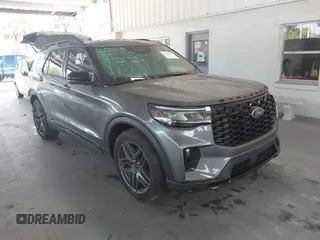 2025 Ford Explorer ST z VIN 1FMWK8GC1SGB17160, wystawiony jako IAAI lot #42226941 z przebiegiem 7 462 mil mil oraz . Historia ofert i sprzedaży dostępna na DreamBid. Obrazek 1.