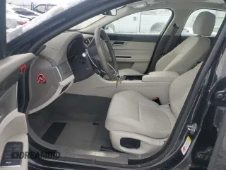 2016 Jaguar XF 35t Premium z VIN SAJBD4BV6GCY11860, wystawiony jako Copart lot #41879565 z przebiegiem 42 304 mil mil oraz Szkoda całkowita • Salvage title. Historia ofert i sprzedaży dostępna na DreamBid. Obrazek 7.