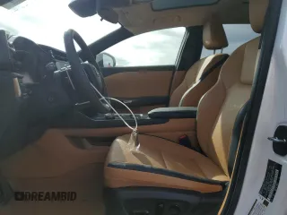 2024 Lexus RZ 450e Premium z VIN JTJAAAAB8RA023618, wystawiony jako Copart lot #43230375 z przebiegiem 8307 mil mil oraz Szkody całkowita. Historia ofert i sprzedaży dostępna na DreamBid. Obrazek 7.