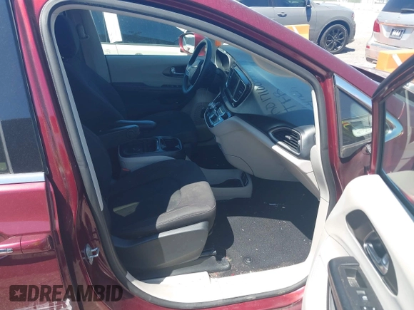 2020 Chrysler Pacifica Touring with VIN 2C4RC1FG5LR104163, listed as a IAAI auction lot 42018070 with 188,386 mi miles and . Bid and sale history available at DreamBid. Image 5.