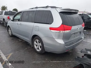 2014 Toyota Sienna LE AAS z VIN 5TDKK3DC1ES488954, wystawiony jako IAAI lot #41557423 z przebiegiem 144 031 mil mil oraz . Historia ofert i sprzedaży dostępna na DreamBid. Obrazek 3.