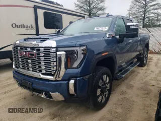 2024 GMC Sierra 2500HD Denali z VIN 1GT49REY2RF283103, wystawiony jako Copart lot #46677275 z przebiegiem 39 226 mil mil oraz Szkoda całkowita • Salvage title. Historia ofert i sprzedaży dostępna na DreamBid. Obrazek 1.
