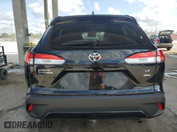 2023 Toyota Corolla Cross LE z VIN 7MUCAABG8PV066027, wystawiony jako Copart lot #57873425 z przebiegiem 21 843 mil mil oraz Czysty tytuł • Clean title. Historia ofert i sprzedaży dostępna na DreamBid. Obrazek 6.