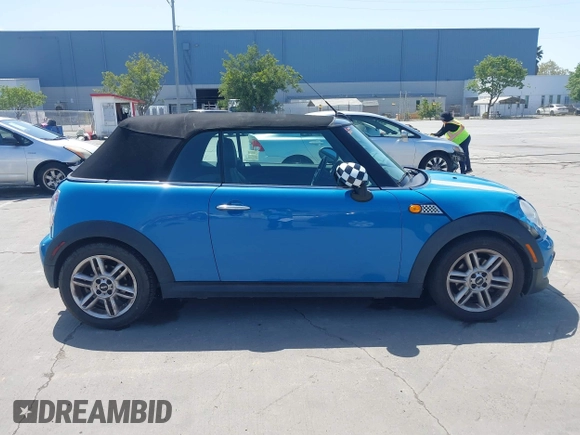 2014 MINI Convertible с VIN WMWZN3C55ET569656, выставлен на аукционе IAAI как лот 42105348 с пробегом 87 671 миль миль и . История ставок и продаж доступна на DreamBid. Изображение 13.