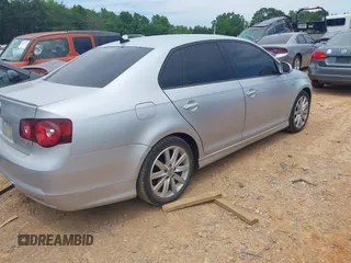 2010 Volkswagen Jetta Wolfsburg Edition z VIN 3VWRJ7AJ1AM024548, wystawiony jako IAAI lot #42281115 z przebiegiem 163 666 mil mil oraz . Historia ofert i sprzedaży dostępna na DreamBid. Obrazek 4.